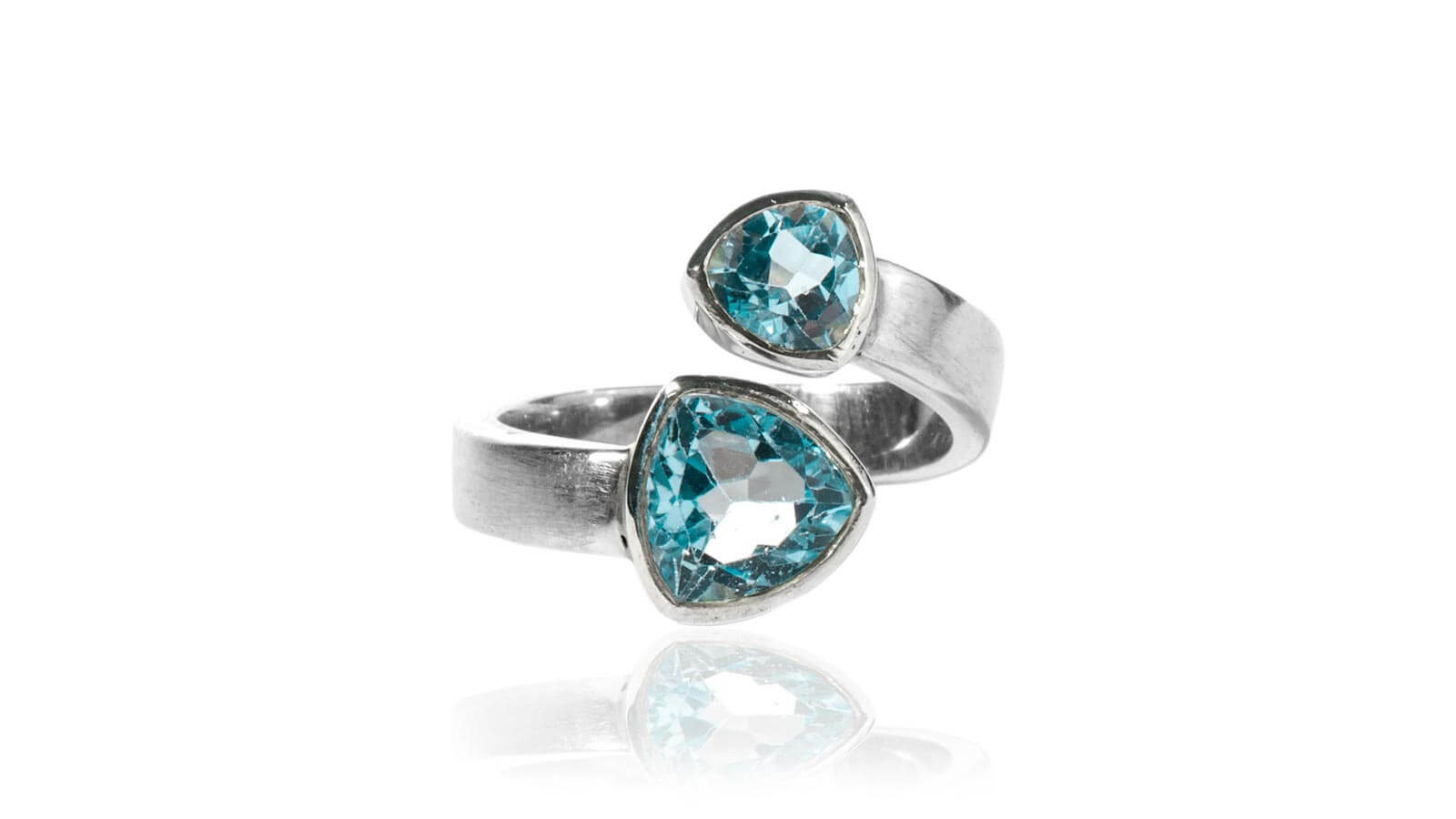 Ein spiralförmiger Ring mit zwei blauen Dreiecken