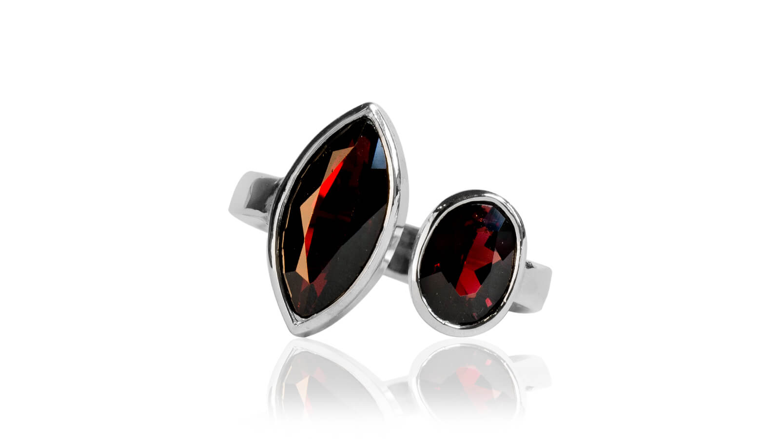 Ein Ring mit zwei roten Verzierungen