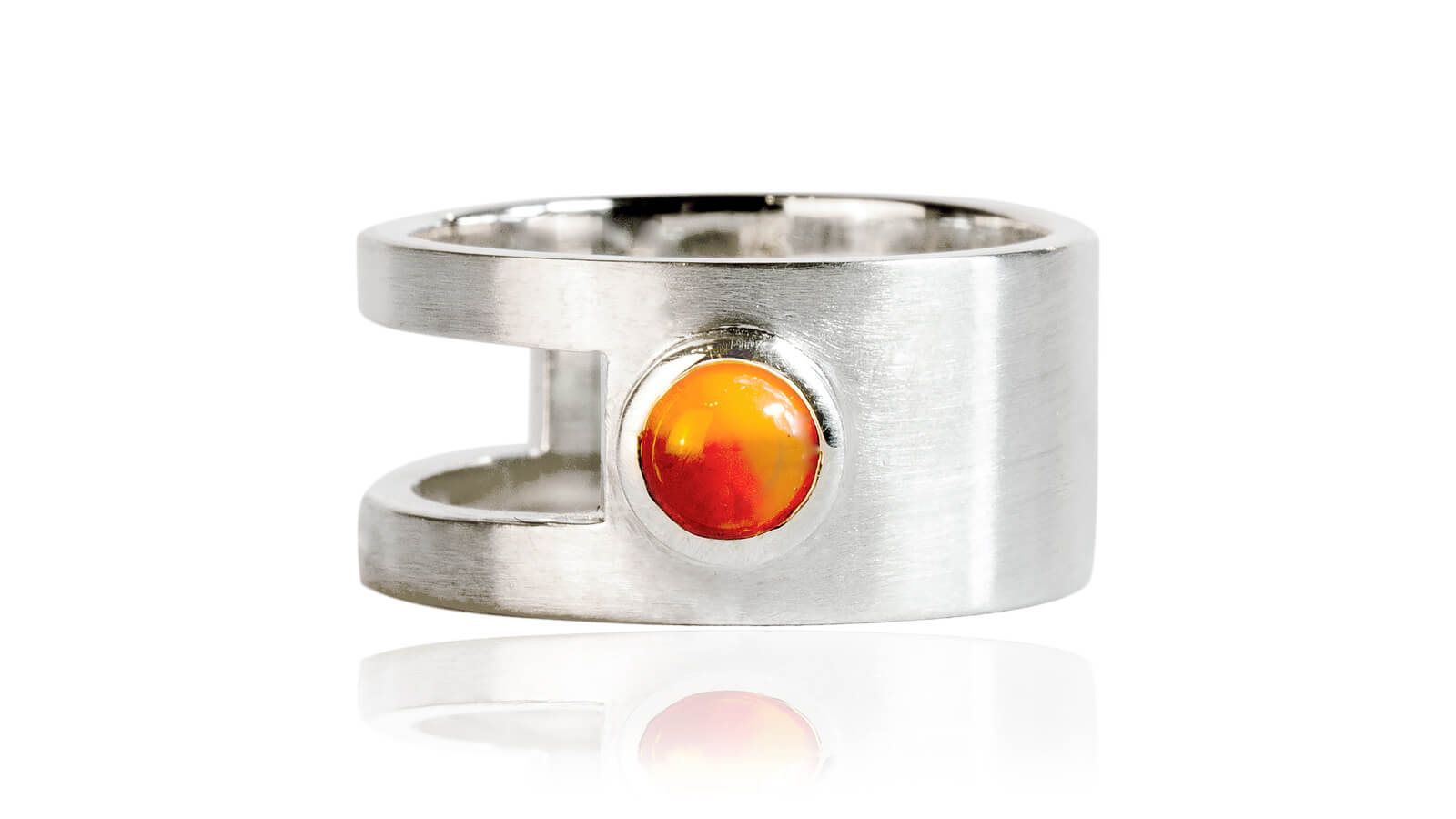 Ein Ring mit einem orangenen Ausschnitt