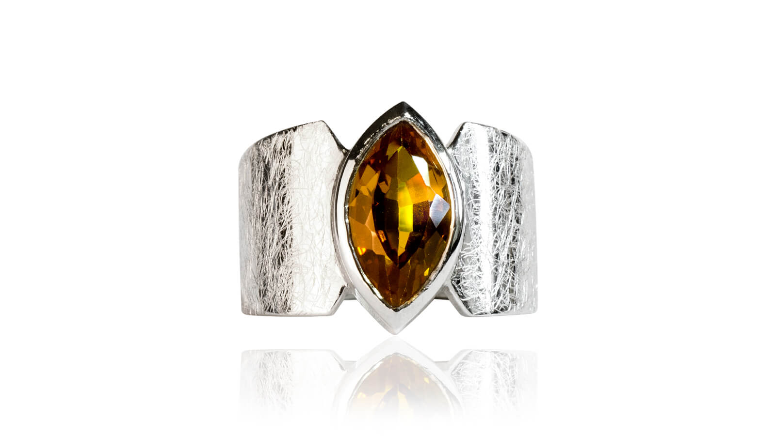 Ein eismatter Ring mit gelber Verzierung