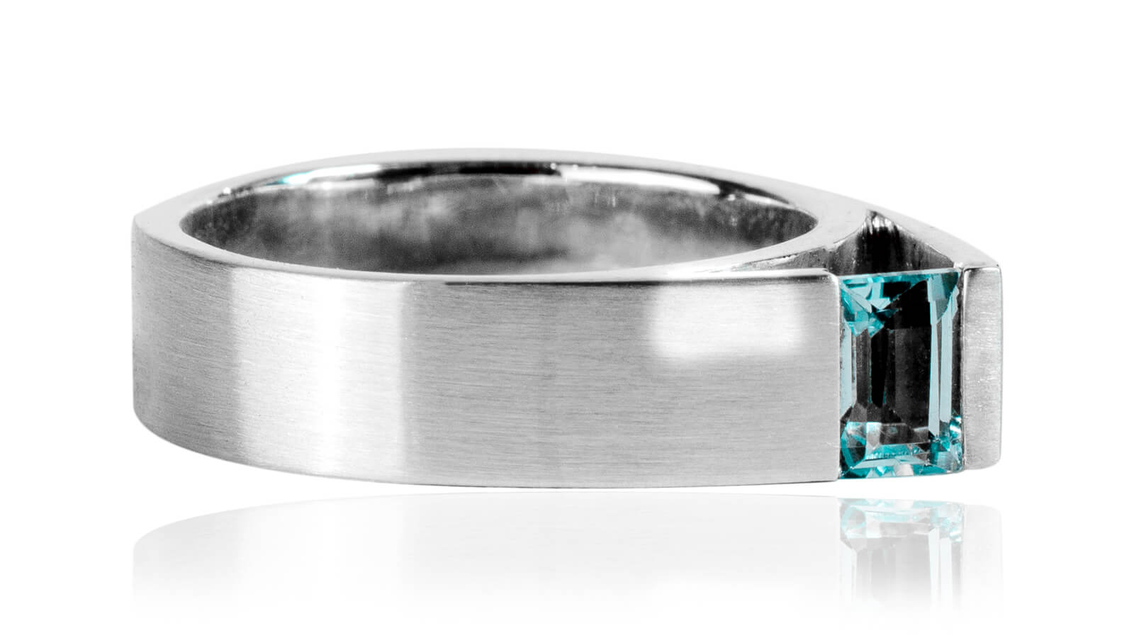 Ein matter Ring mit blauer Verzierung