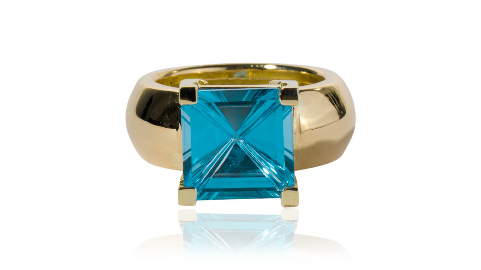 Ein goldener Ring mit einem blauen Topas-Kristall