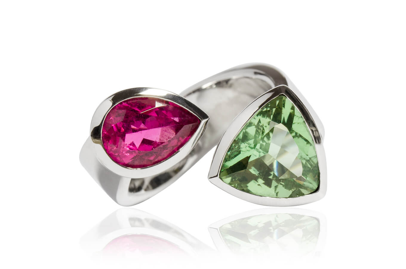 Ein Ring mit Brillianten in Blumenform